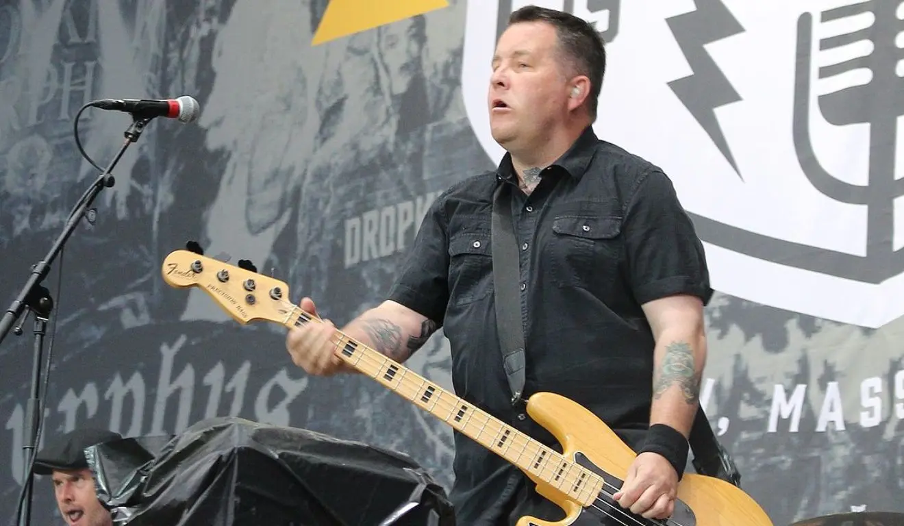 O dia em que o baixista do Dropkick Murphys expulsou um neonazista do palco no soco O dia em que o baixista do Dropkick Murphys expulsou um neonazista do palco no soco