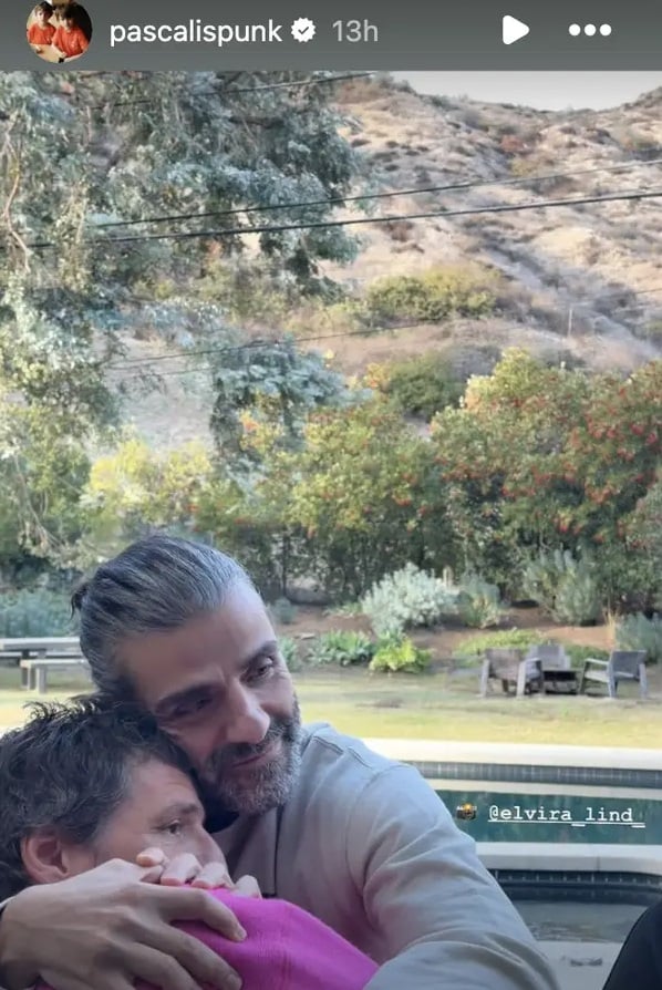 Pedro Pascal posta foto afetuosa ao lado de Oscar Isaac