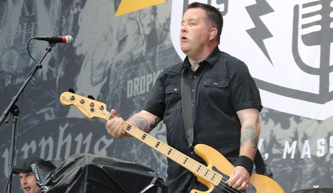 O dia em que o baixista do Dropkick Murphys expulsou um neonazista do palco no soco