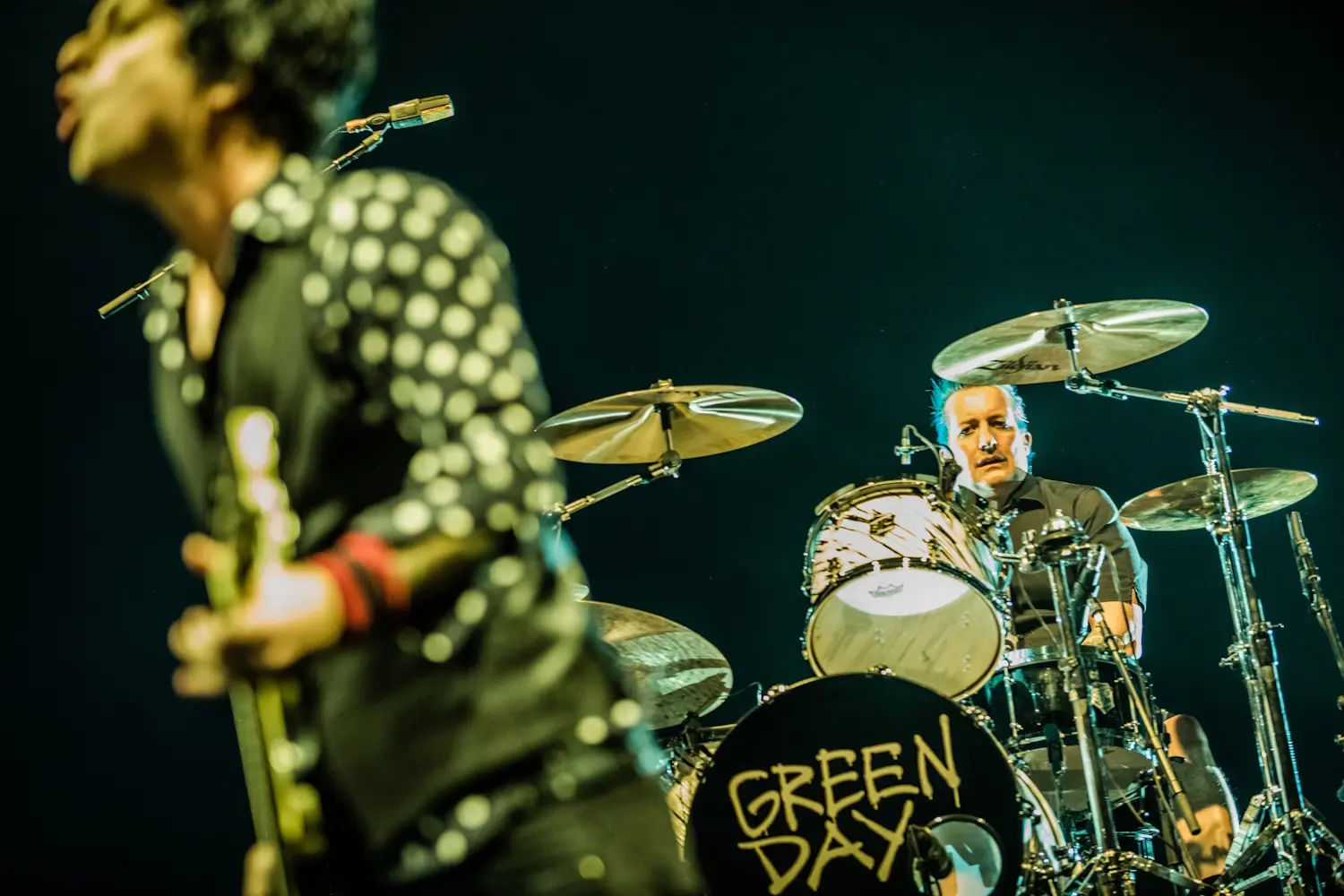 Billie Joe Armstrong e Tré Cool tocando em show do Green Day