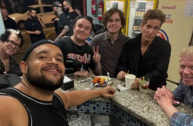 The Offspring grava clipe em boteco no Brasil