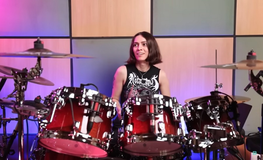 Luana Dametto, baterista da Crypta, toca Mamonas Assassinas após ouvir música pela primeira vez