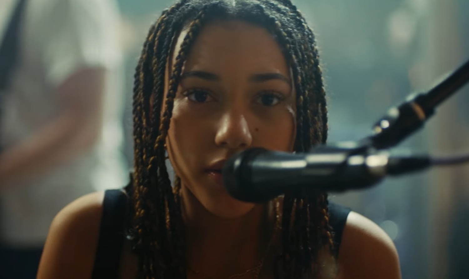 Nandi Bushell em clipe de seu novo single