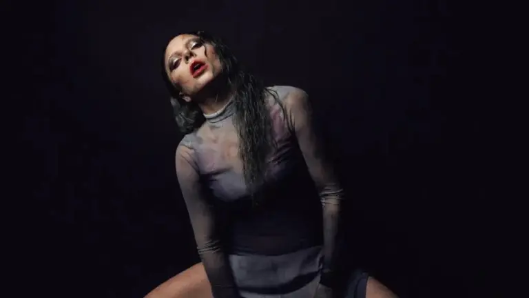 Lady Gaga no clipe de "Disease", faixa do novo disco "MAYHEM"