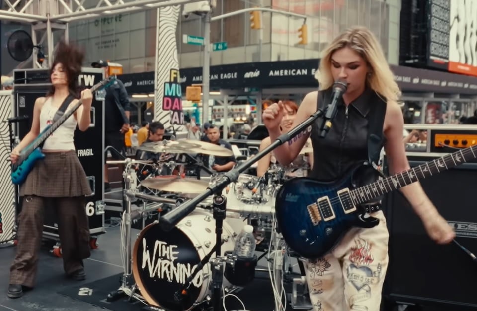 The Warning faz performance explosiva na Times Square antes de chegar ao Brasil; vídeo