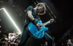 Dave Grohl tocando guitarra em show do Foo Fighters em Nova York