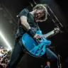 Dave Grohl tocando guitarra em show do Foo Fighters em Nova York