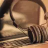 Fones de ouvido em Laptop