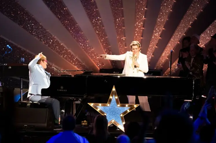 Elton John e Brandi Carlile no London Palladium em Março de 2025