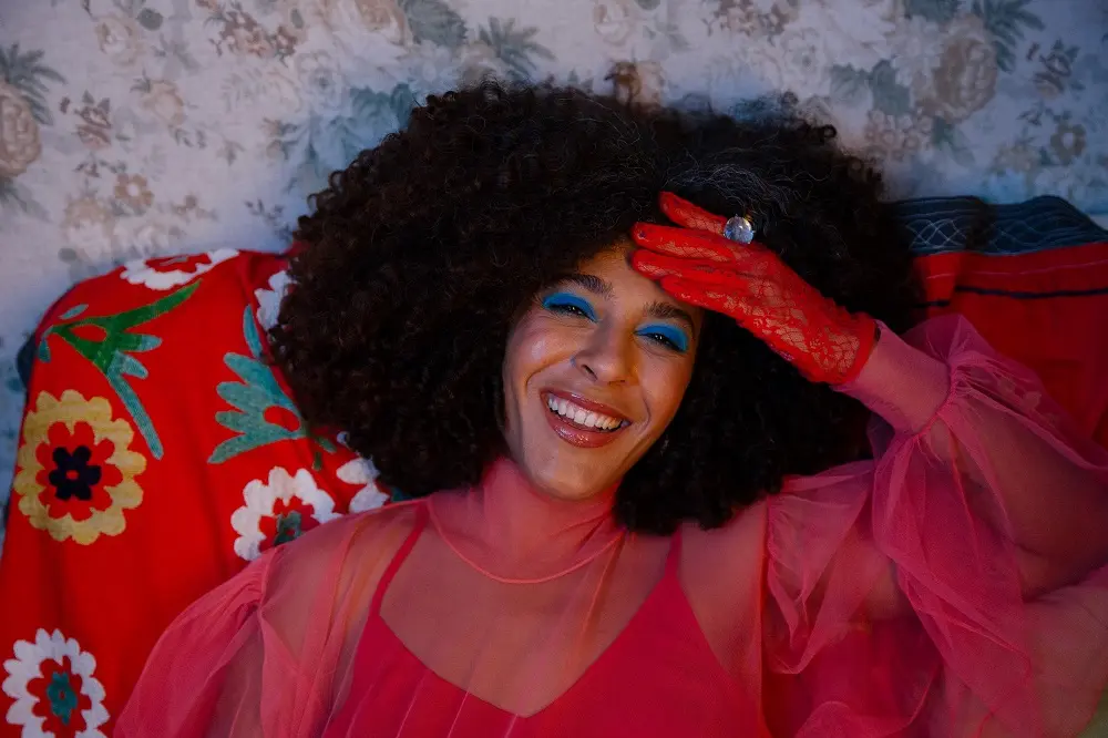Josyara libera seu novo disco com participações de Pitty e Chico Chico; ouça "AVIA" Josyara libera seu novo disco com participações de Pitty e Chico Chico; ouça "AVIA"