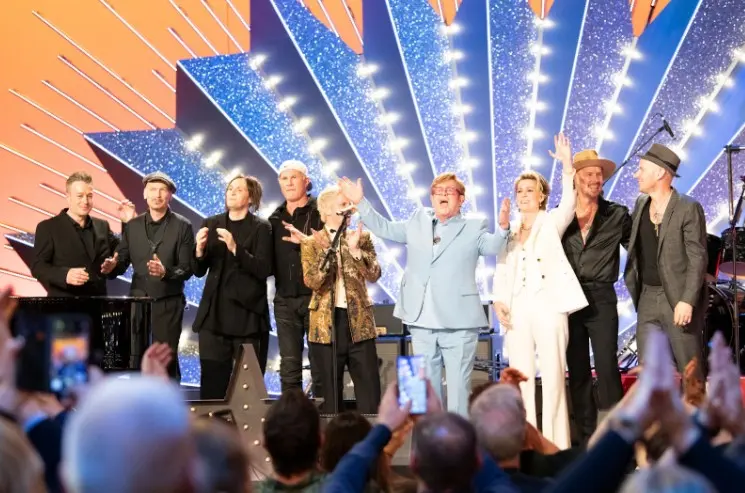 Elton John e Brandi Carlile no London Palladium em Março de 2025