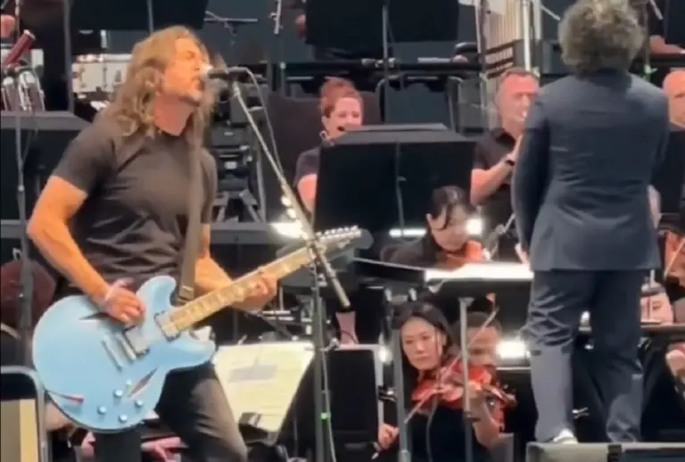 Dave Grohl toca “Everlong” com a Orquestra Filarmônica de Los Angeles