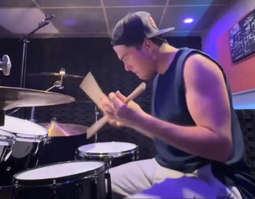 Greyson Nekrutman, do Sepultura, toca a música mais difícil do mundo