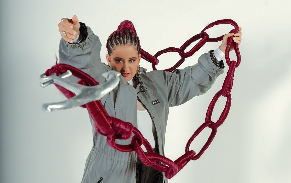 Bia Nogueira lança novo disco com participações de Djonga, Bela Maria e mais; ouça 