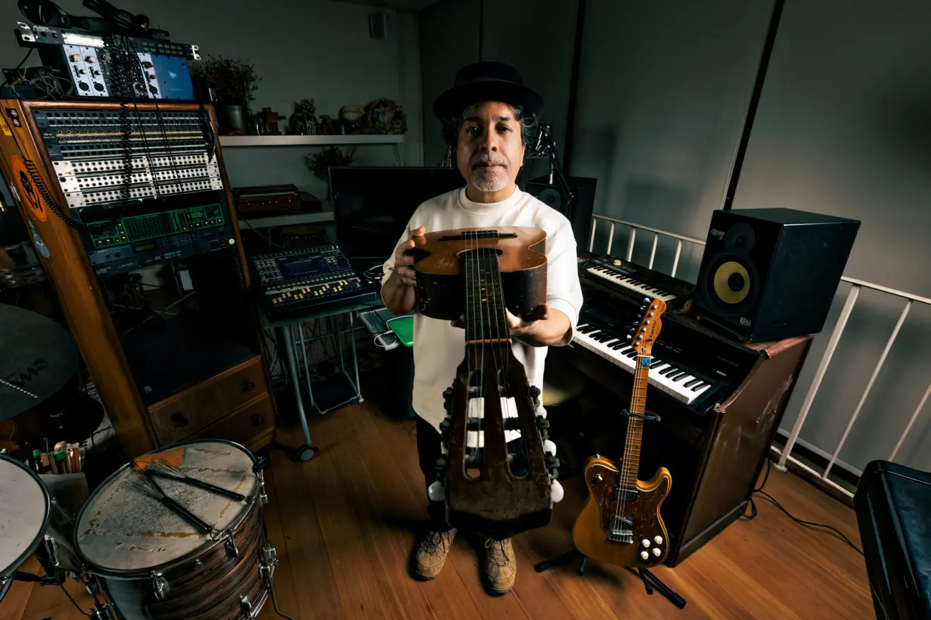 Marcelo Lobato, d’O Rappa, posando para uma foto em seu estúdio com um violão na mão. Marcelo Lobato, d’O Rappa, posando para uma foto em seu estúdio com um violão na mão.
