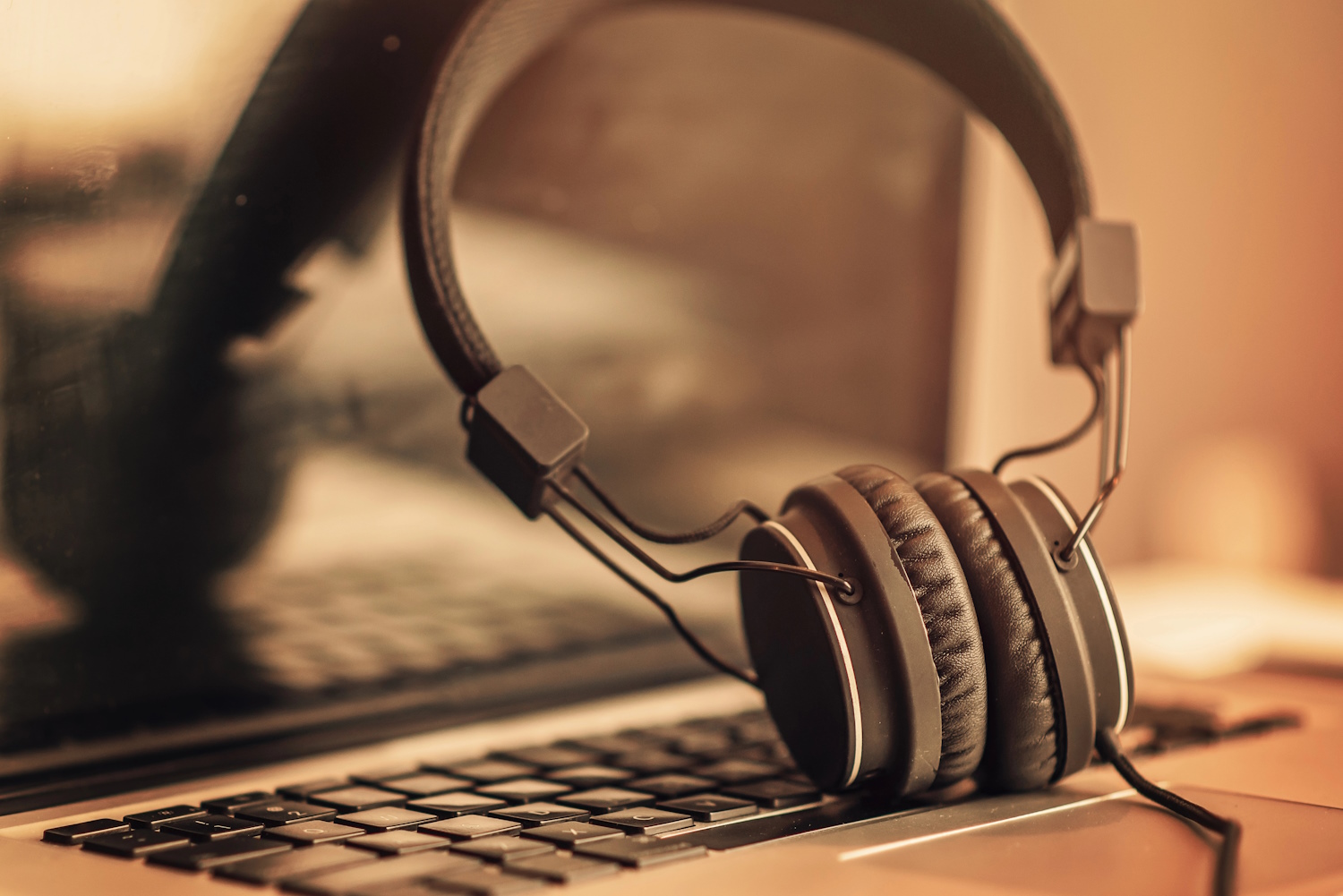 Fones de ouvido em Laptop