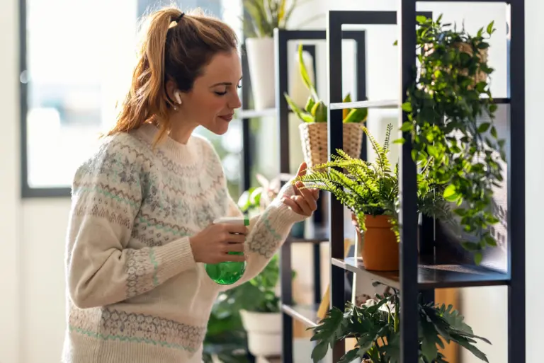 Garota cuidando de plantas ouvindo música