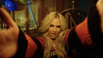 Sonho Pop Punk: Avril Lavigne e Simple Plan juntam forças em single inédito