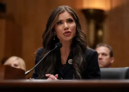 Kristi Noem, em foto por Eric Thayer/Getty Images