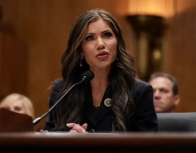 Kristi Noem, em foto por Eric Thayer/Getty Images