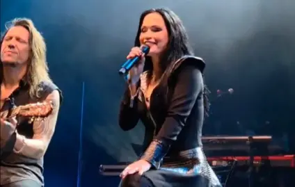 Tarja Turunen emociona fãs brasileiros ao cantar em português clássico de Rita Lee; veja