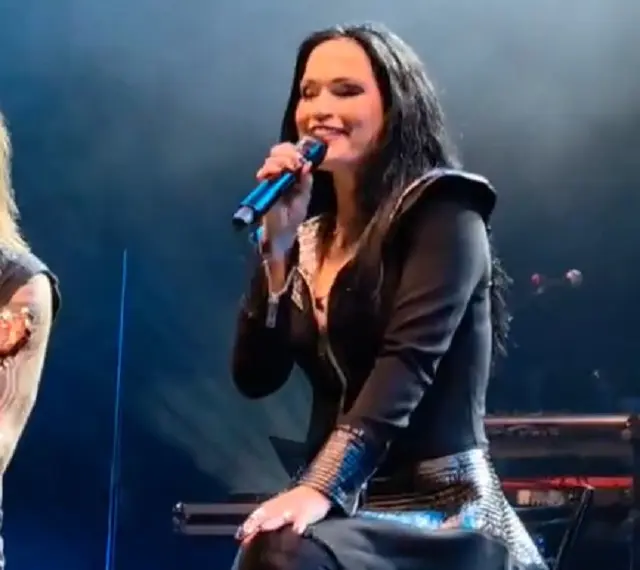 Tarja Turunen emociona fãs brasileiros ao cantar em português clássico de Rita Lee; veja
