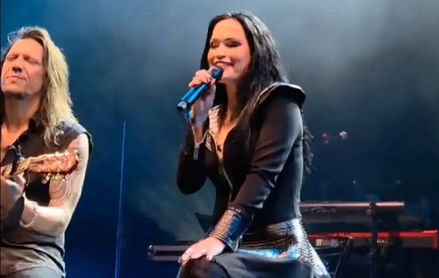Tarja Turunen emociona fãs brasileiros ao cantar em português clássico de Rita Lee; veja Tarja Turunen emociona fãs brasileiros ao cantar em português clássico de Rita Lee; veja