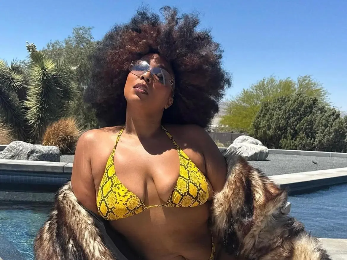 Lizzo impressiona com perda de peso em nova foto Lizzo impressiona com perda de peso em nova foto