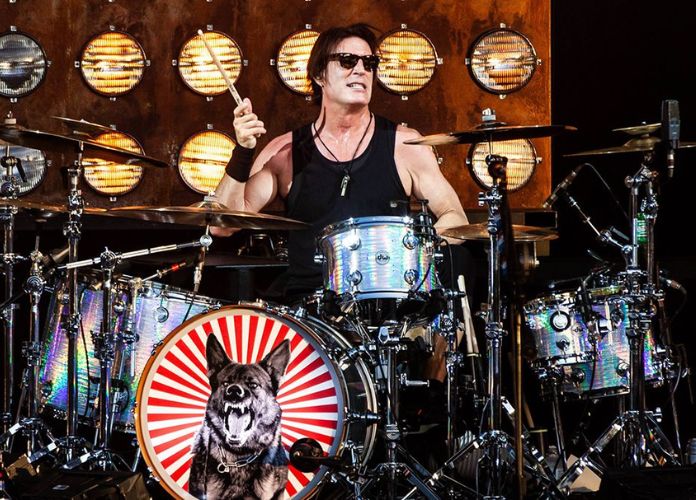 Sean Kinney (Alice in Chains) tocando no palco