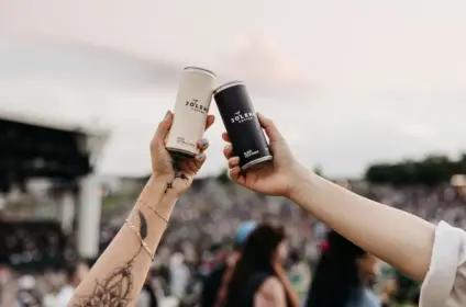 Anthony Kiedis, do RHCP, lança o The Jolene Coffee (e como o café virou um merch tão importante)