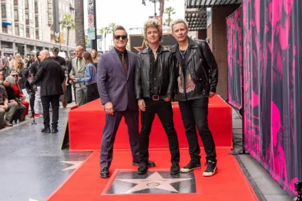 Vídeo: Green Day ganha estrela na Calçada da Fama com discurso de Ryan Reynolds e presenças ilustres