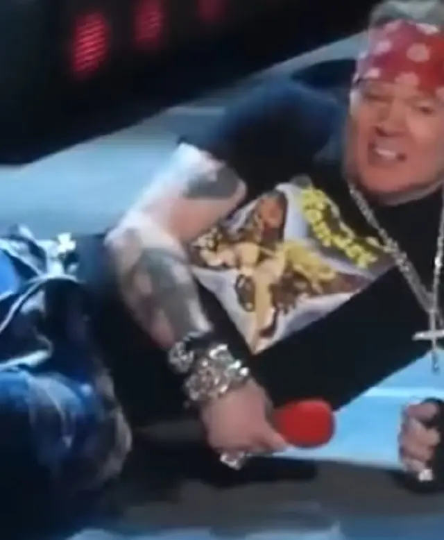 Vídeo: Guns N' Roses publica registros de quedas de Axl Rose no palco