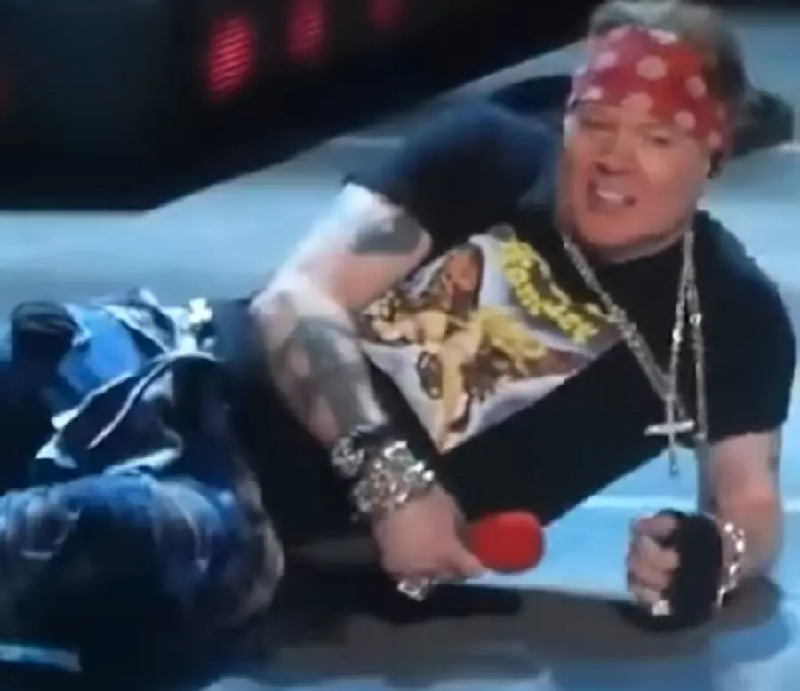 Vídeo: Guns N' Roses publica registros de quedas de Axl Rose no palco