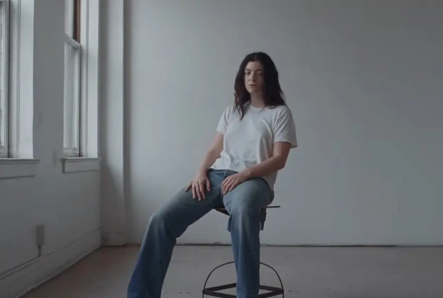 Lorde reflete sobre identidade de gênero em novo single íntimo; veja o clipe de "Man Of The Year"