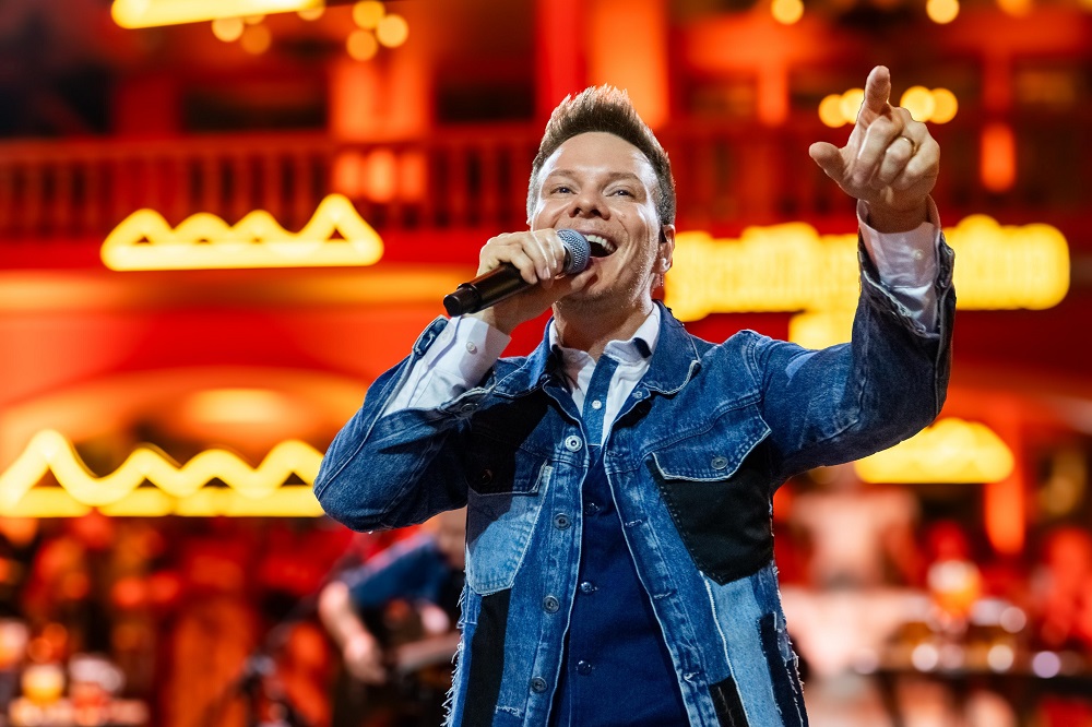 Sem pressão por hits, Michel Teló celebra a liberdade de criar novo projeto com releituras surpreendentes