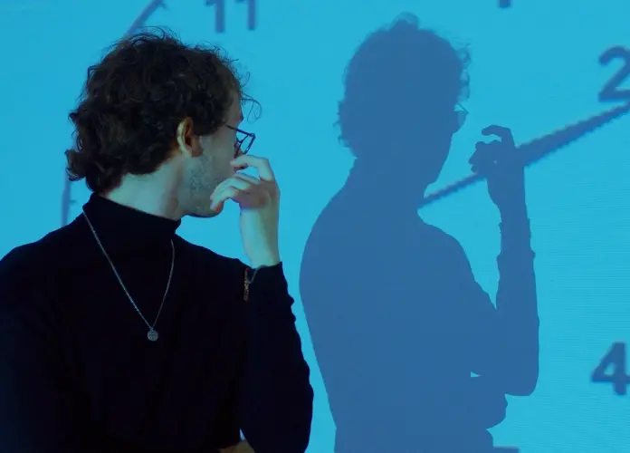 Guioak em frame do videoclipe de "Pulsões"