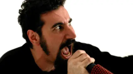 Serj Tankian no clipe de "Toxicity", do System Of A Down