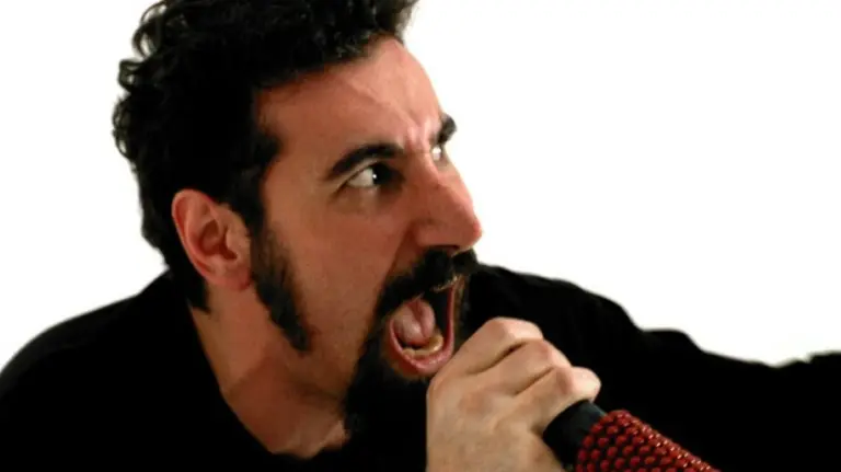 Serj Tankian no clipe de "Toxicity", do System Of A Down