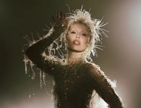 Miley Cyrus libera a incrível ópera pop "Something Beautiful"; ouça