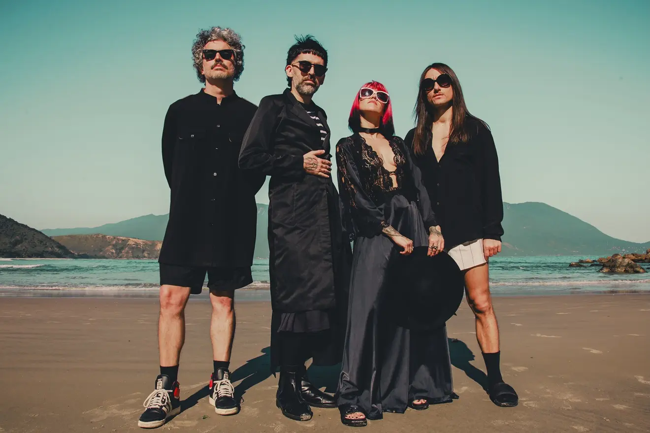 Supercombo anuncia novo disco e o single "Piseiro Black Sabbath" | TMDQA!