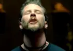 James Hetfield no clipe de Until It Sleeps, do Metallica, do disco Load
