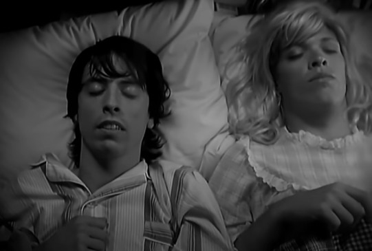 Dave Grohl e Taylor Hawkins no clipe de Everlong, do Foo Fighters