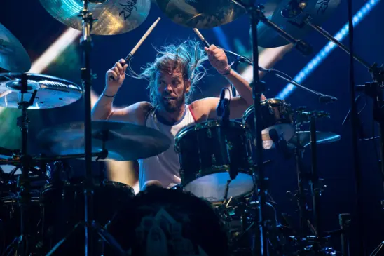 Taylor Hawkins, do Foo Fighters, tocando bateria
