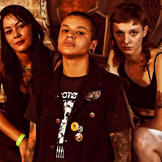 Amanda Paim com a banda Agravo