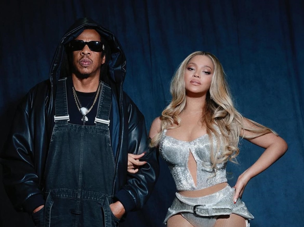 Beyoncé surpreende os fãs ao receber Jay-Z durante a performance do hit "Crazy in Love"; veja Beyoncé surpreende os fãs ao receber Jay-Z durante a performance do hit "Crazy in Love"; veja