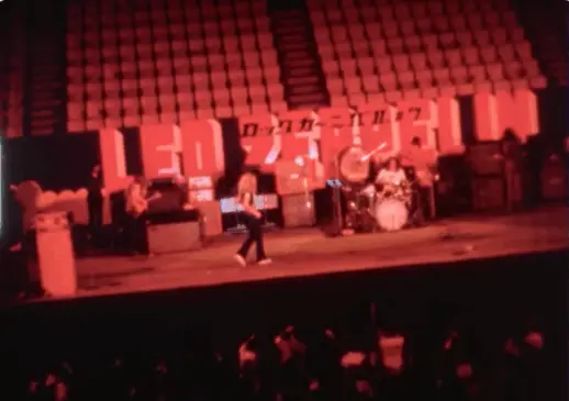 Led Zeppelin se apresentando em Tóquio em 1971