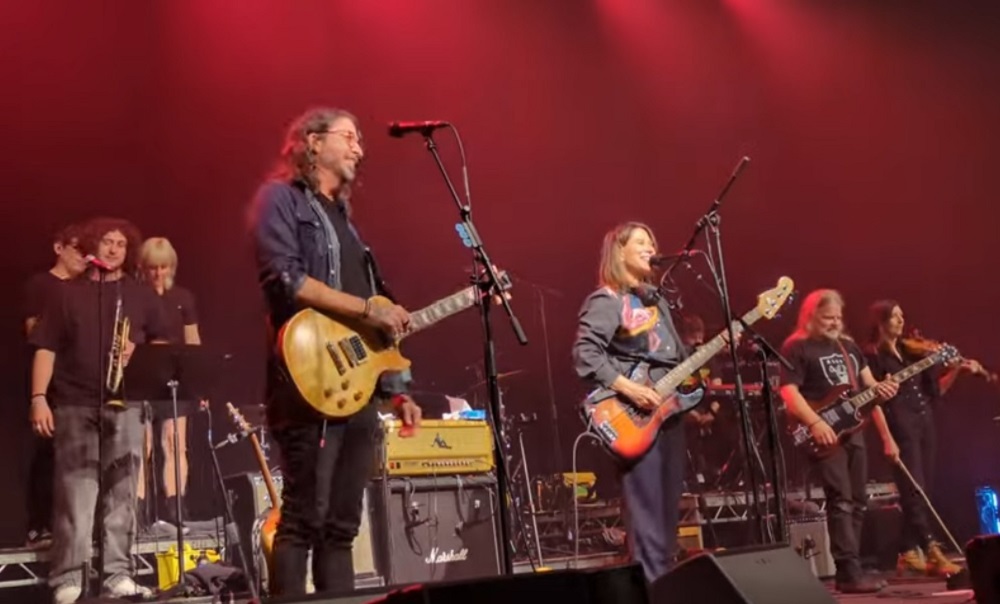 Ícones: Kim Deal toca Pixies com Dave Grohl durante show intimista em Londres
