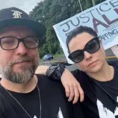 Amy Lee é vista em protestos contra Donald Trump nos EUA