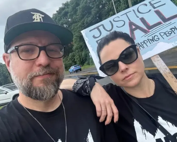 Amy Lee é vista em protestos contra Donald Trump nos EUA Amy Lee é vista em protestos contra Donald Trump nos EUA