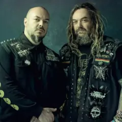 Max e Iggor Cavalera em registro promocional